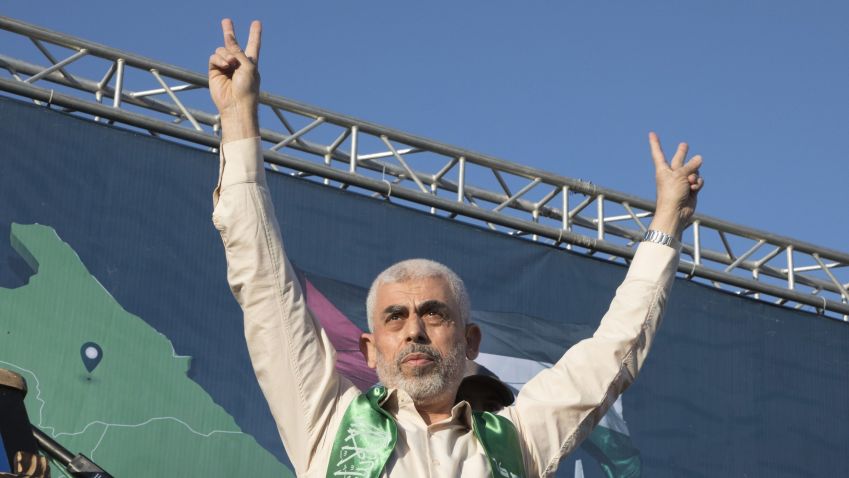 Yahya Sinwar, o líder eleito do Hamas, aparece durante uma cerimônia em homenagem aos combatentes mortos por ataques aéreos israelenses no Estádio de Futebol Yarmouk em 24 de maio de 2021 na Cidade de Gaza • Laurent Van der Stockt/Getty Images
