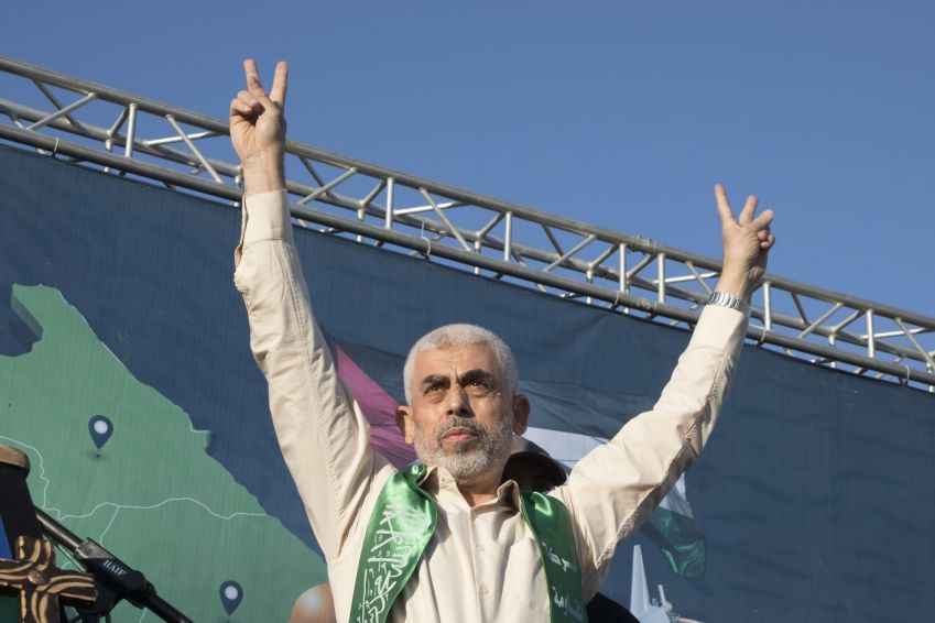 Yahya Sinwar, o líder eleito do Hamas, aparece durante uma cerimônia em homenagem aos combatentes mortos por ataques aéreos israelenses no Estádio de Futebol Yarmouk em 24 de maio de 2021 na Cidade de Gaza • Laurent Van der Stockt/Getty Images