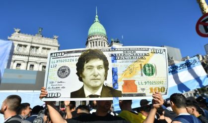 Dólar sobe 118% e Bolsa da Argentina fecha em queda de 0,65% após pacote Milei