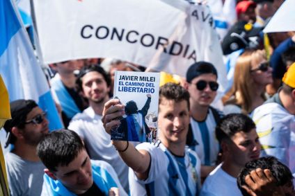 Apoiadores se reúnem para comemorar a posse de Javier Milei como presidente eleito, em frente ao Congresso de Buenos Aires, em 10 de dezembro de 2023, em Buenos Aires
