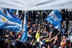 Ex-presidente Jair Bolsonaro cumprimenta apoiadores que compareceram à posse de Javier Milei como presidente eleito, em frente ao Congresso de Buenos Aires