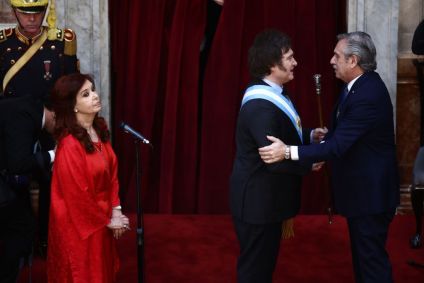 O ex-presidente da Argentina, Alberto Fernandez, cumprimenta o presidente eleito Javier Milei enquanto a ex-vice-presidente Cristina Fernandez observa, durante cerimônia de posse Congresso Nacional