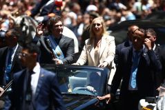 Presidente da Argentina, Javier Milei, e sua irmã Karina Milei cumprimentam apoiadores na saída do Congresso Nacional, após cerimônia de posse