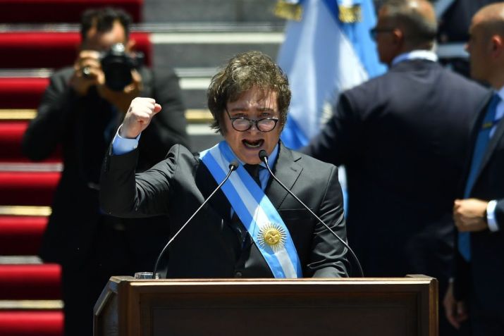 O presidente da Argentina, Javier Milei, fala a apoiadores fora do Congresso Nacional, após cerimônia de posse, em 10 de dezembro de 2023, em Buenos Aires / Marcelo Endelli/Getty Images