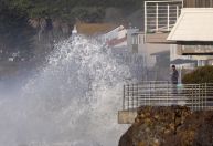 Ondas de até 12 metros de altura atingem Califórnia pelo 3º dia e deixam rastro de destruição
