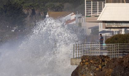 Ondas de até 12 metros de altura atingem Califórnia pelo 3º dia e deixam rastro de destruição
