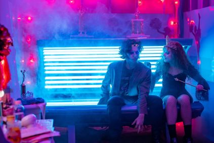 Cole Sprouse e Kathryn Newton em "Lisa Frankestein"