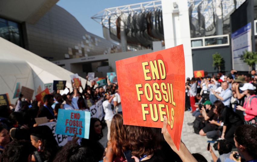 Manifestantes protestam contra utilização de combustíveis fósseis durante conferência climática da ONU COP28, em Dubai / Thomas Mukoya/reuters (08.dez.23)