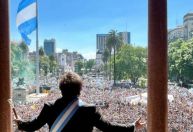 Dólar a 800 pesos e fim de obras públicas: veja as medidas anunciadas para a economia da Argentina