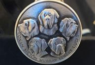 Bastão presidencial de Milei tem a imagem de seus cachorros clonados