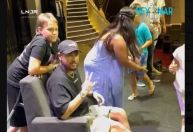 Vídeo: Após crítica, Neymar atende crianças no navio