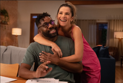 Lázaro Ramos e Ingrid Guimarães abraçados em "O Primeiro Natal do Mundo"
