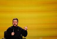 Zelensky parabeniza Ucrânia em três anos de guerra por "heroísmo absoluto"