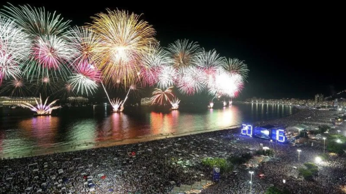 Tradicional Réveillon de Copacabana, no Rio de Janeiro, com espetáculo de fogos de artifício na entrada de 2016