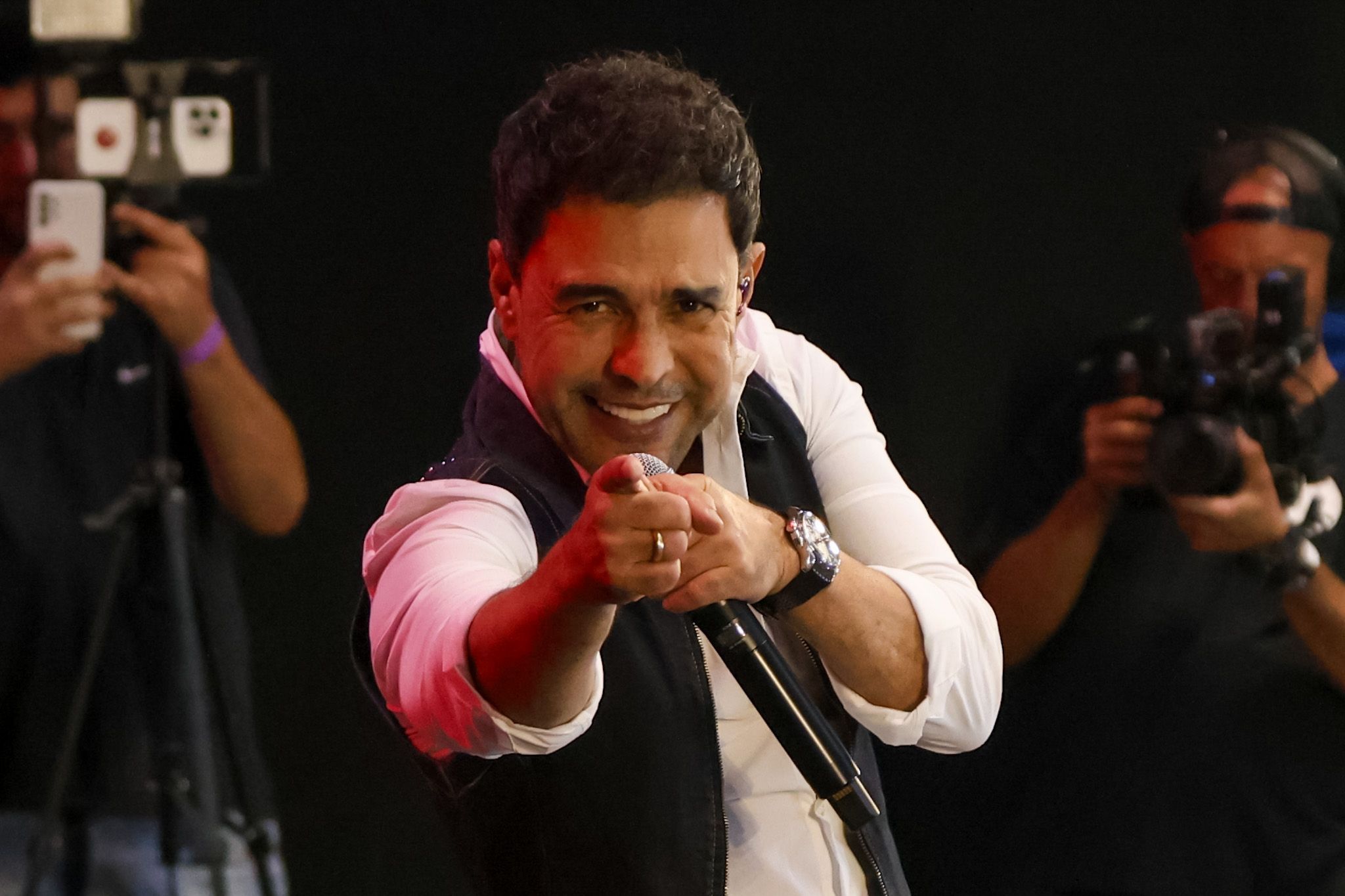 Zezé de Camargo posa e sorri para fotografia durante show de Réveillon na Avenida Paulista