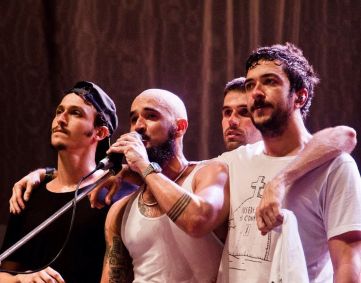 Grupo Forfun se abraça após show na Fundição Progresso, no Rio de Janeiro, após turnê de despedida