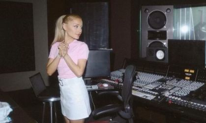 Adriana Grande trabalha em novo álbum dentro de estúdio de gravação