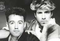 Ryan Reynolds e Rob McElhenney recriam capas famosas do Wham!; veja