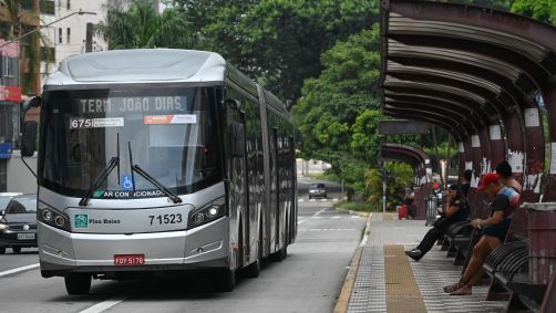 Ônibus municipal trafega em faixa exclusiva na cidade de São Paulo