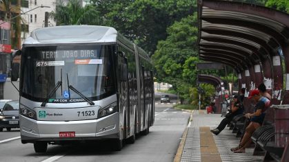 Ônibus municipal trafega em faixa exclusiva na cidade de São Paulo