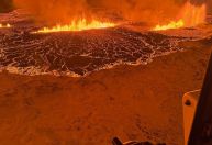 Prédios queimam enquanto lava atinge cidade na Islândia