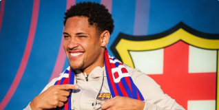 Vitor Roque com a camisa do Barcelona