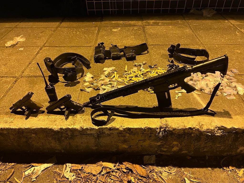 Fuzil, pistolas e drogas foram apreendidos durante operação que terminou com quatro suspeitos mortos em Duque de Caxias