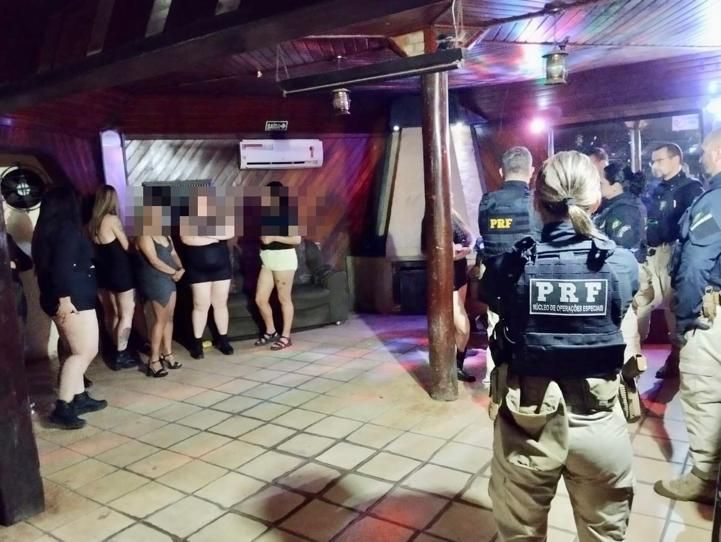 Uma adolescente de 16 anos foi resgatada na madrugada deste sábado (9) pela Polícia Rodoviária Federal (PRF) em Canguçu (RS) em uma boate onde realizava programas sexuais