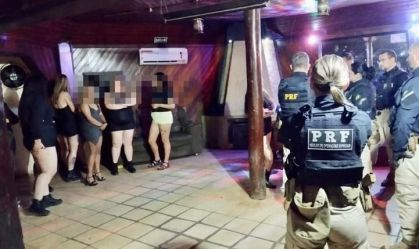 Uma adolescente de 16 anos foi resgatada na madrugada deste sábado (9) pela Polícia Rodoviária Federal (PRF) em Canguçu (RS) em uma boate onde realizava programas sexuais