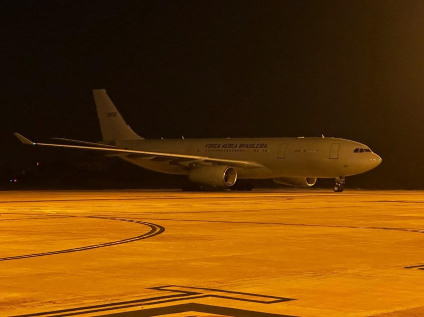 Aeronave KC-30 (Airbus A330 200), da Força Aérea Brasileira (FAB), pousando na Base Aérea de Brasília nesta segunda-feira (11) trazendo 48 repatriados de Gaza / Divulgação/GOV BR/FAB