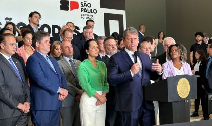 “Utilizaremos material didático impresso em 2024”, afirma Tarcísio após polêmica