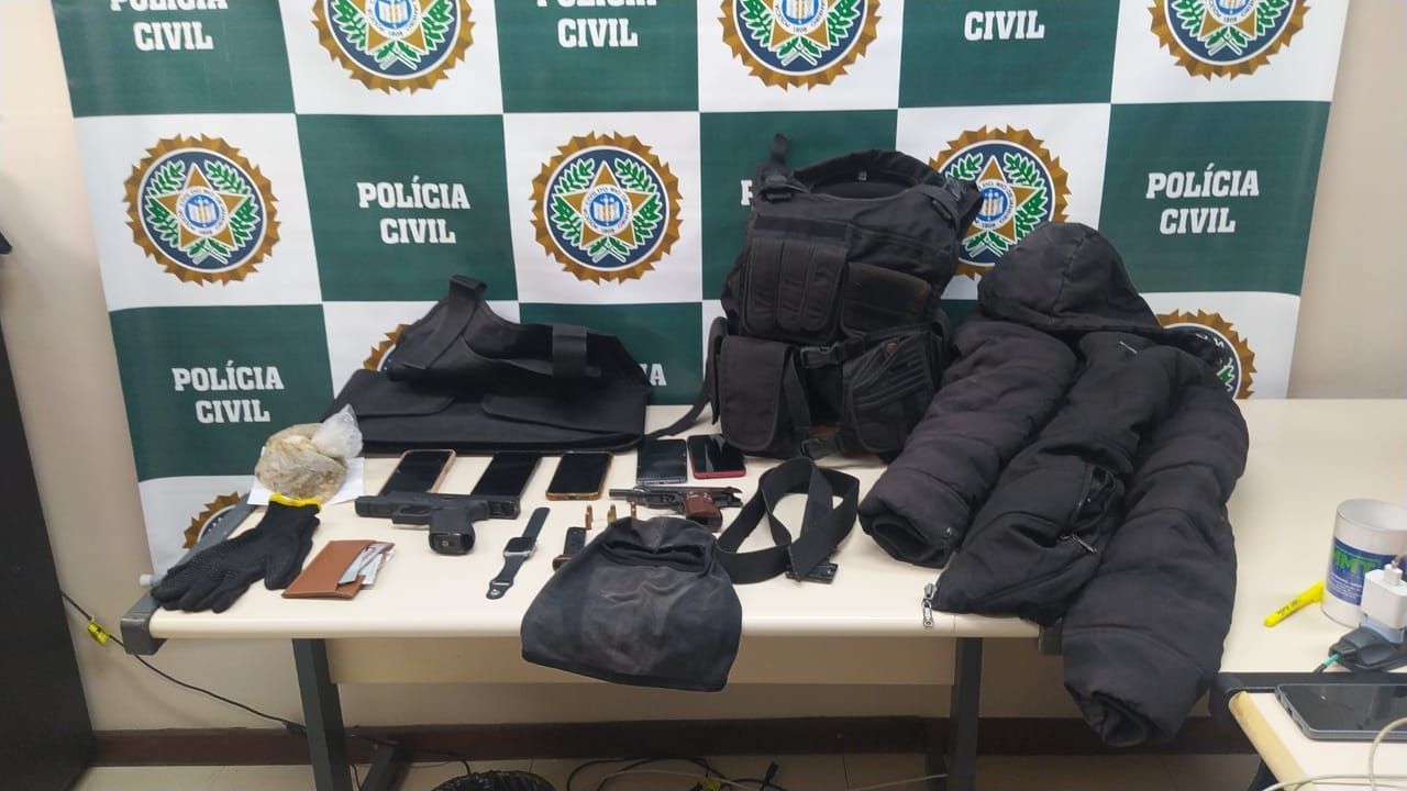 Polícia apreendeu balaclavas (vestimentas que cobrem os rostos), roupas táticas e coletes