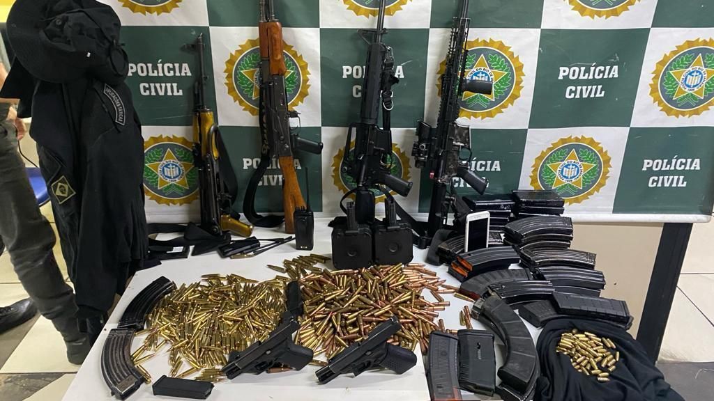 Com o criminoso, foram apreendidos quatro fuzis, duas pistolas, diversas munições de calibres variados e roupas táticas