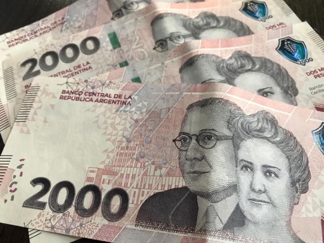 A nota de 2.000 pesos (cerca de R$ 10) é a de maior em circulação na Argentina/ Luciana Taddeo/Reprodução