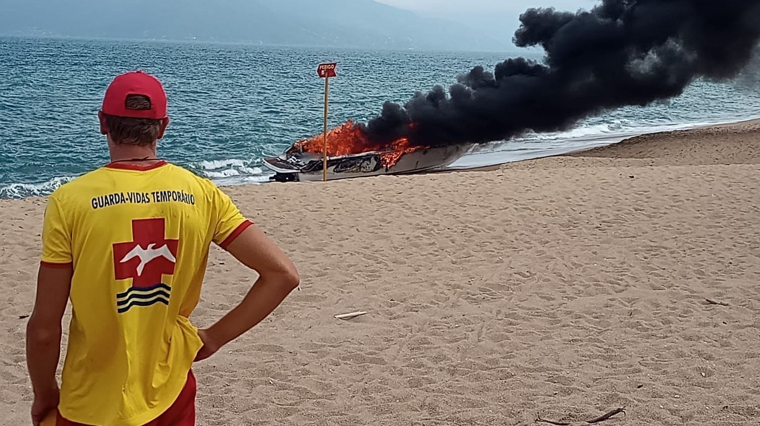 Lancha pega fogo litoral
