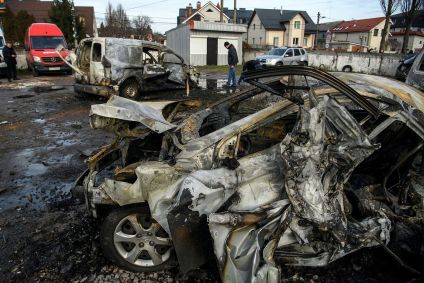 Veículo destruído após ataque aéreo protagonizado pela Rússia; pelo menos 50 pessoas morreram