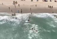 Vídeo mostra resgate de quatro turistas arrastados pela correnteza em Ubatuba, no litoral de SP