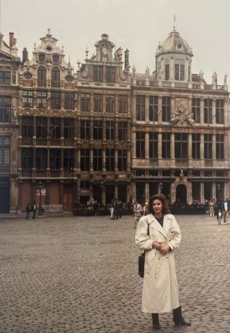 Myriam Van Zeebroeck na Grand Place de Bruxelas, perto da loja de chocolates onde trabalhava / Arquivo pessoal