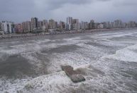 Balsa vira e fogos de artifício para o Réveillon caem na água, em Praia Grande