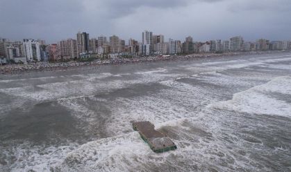 Balsa vira e fogos de artifício para o Réveillon caem na água, em Praia Grande