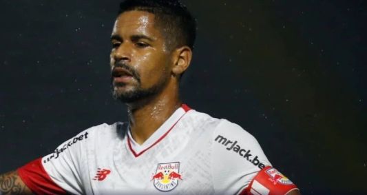 Santos anuncia a contratação do lateral-direito Aderlan