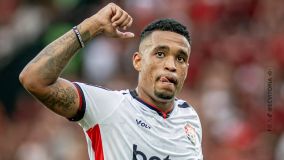 Alerrandro comemora gol pelo Vitória