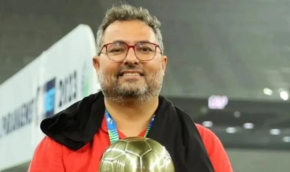 Alexandre Mattos, dirigente do Athletico-PR, posa com troféu