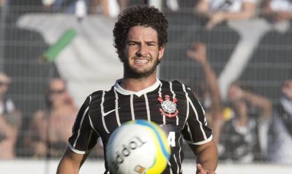 Fábio Santos revela: "Sheik achou que Pato daria mais trabalho"