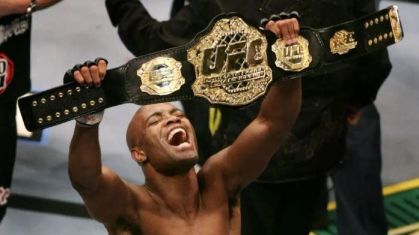 Anderson Silva com o cinturão de peso médio do UFC