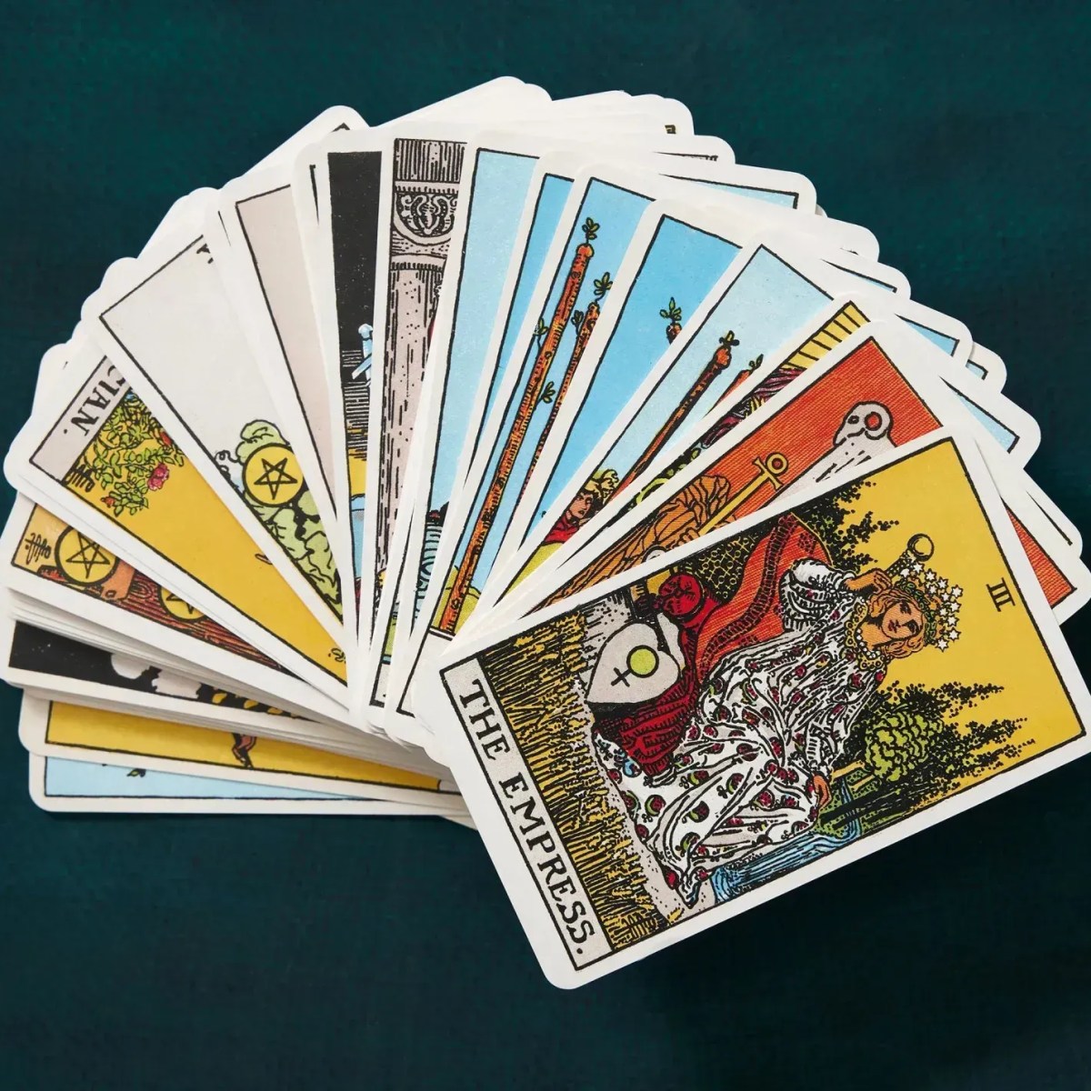 Conheça a história das cartas de tarot mais famosas do mundo | CNN Brasil