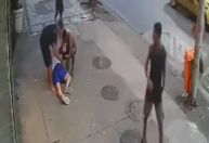 Vídeo: homem é nocauteado e roubado em avenida movimentada de Copacabana