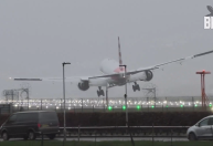 Avião balança durante pouso na pista do aeroporto de Londres em meio a tempestade