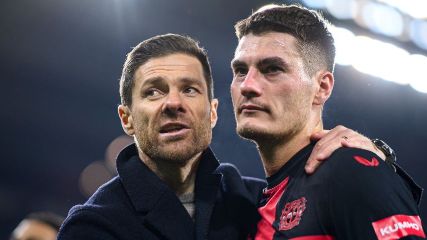 Xabi Alonso aconselha jogador em jogo do Bayer Leverkusen, líder de seu grupo na Europa League / Twitter/Bayer Leverkusen