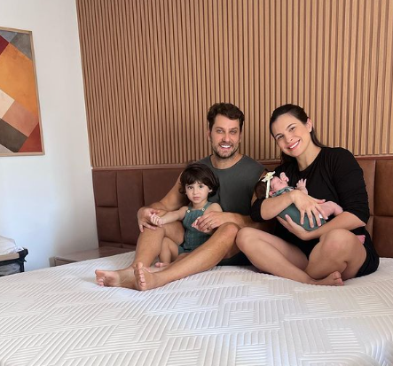 A família de Kamilla e Eliéser acaba de crescer com a chegada da recém-nascida Victoria / Reprodução/Instagram